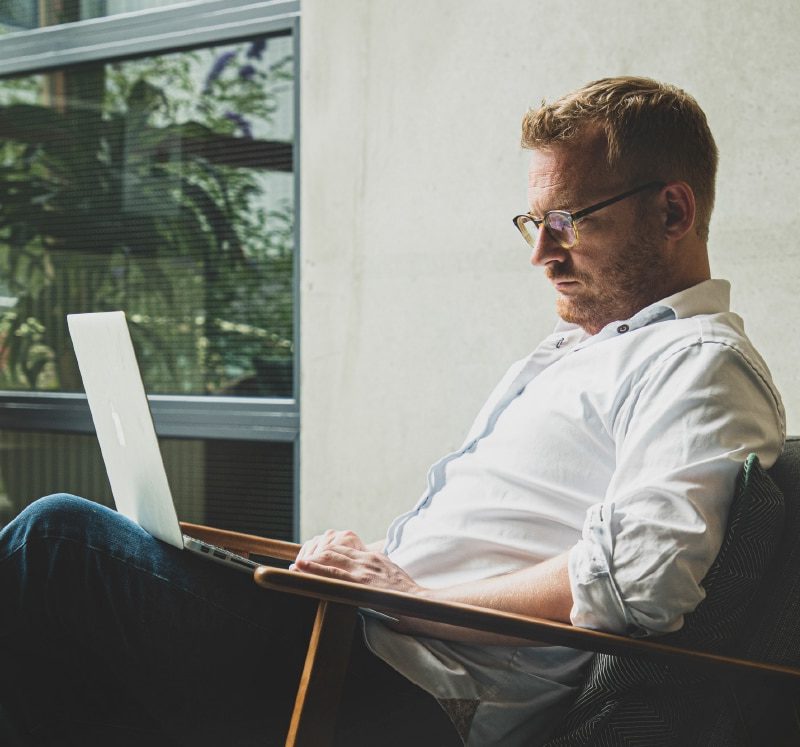 interim recruiter aan het werk op macbook op kantoor