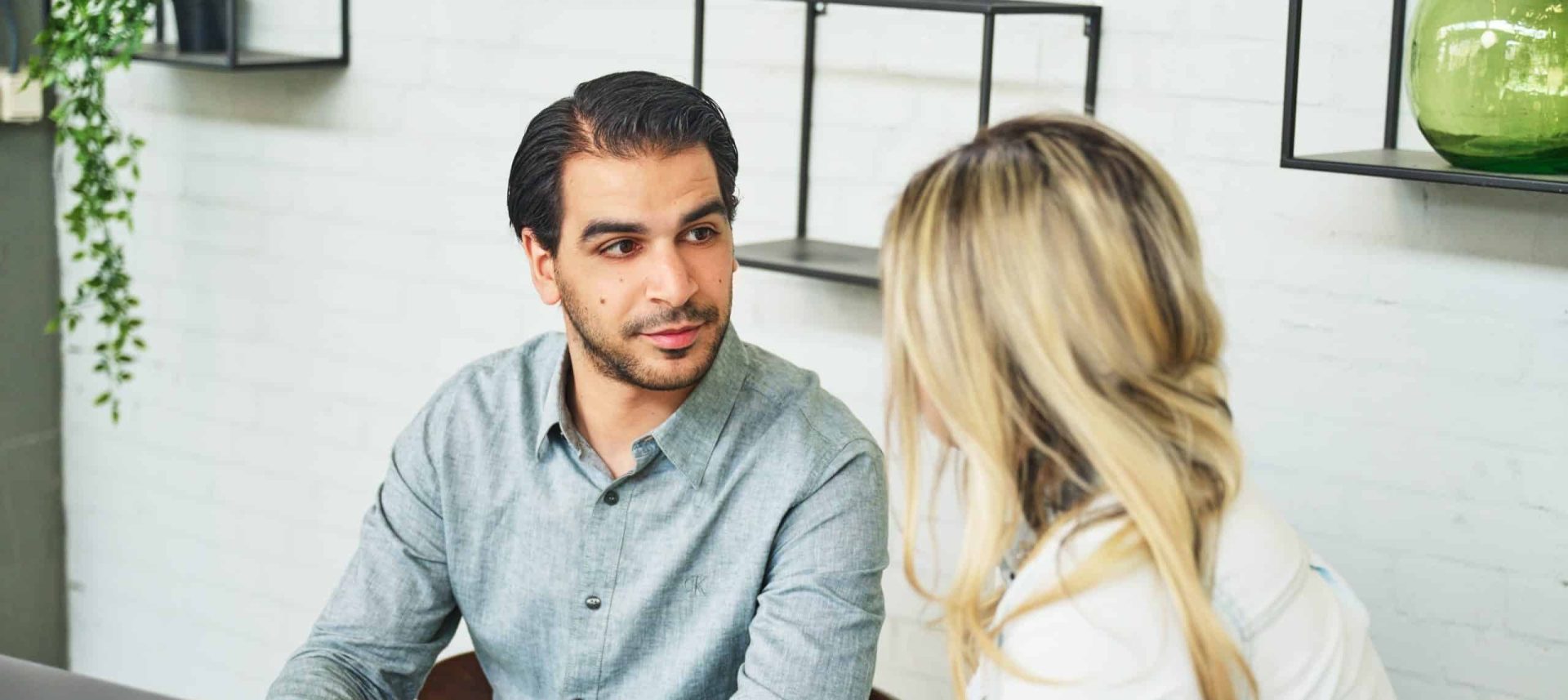 twee personen bezig met werving en selectie