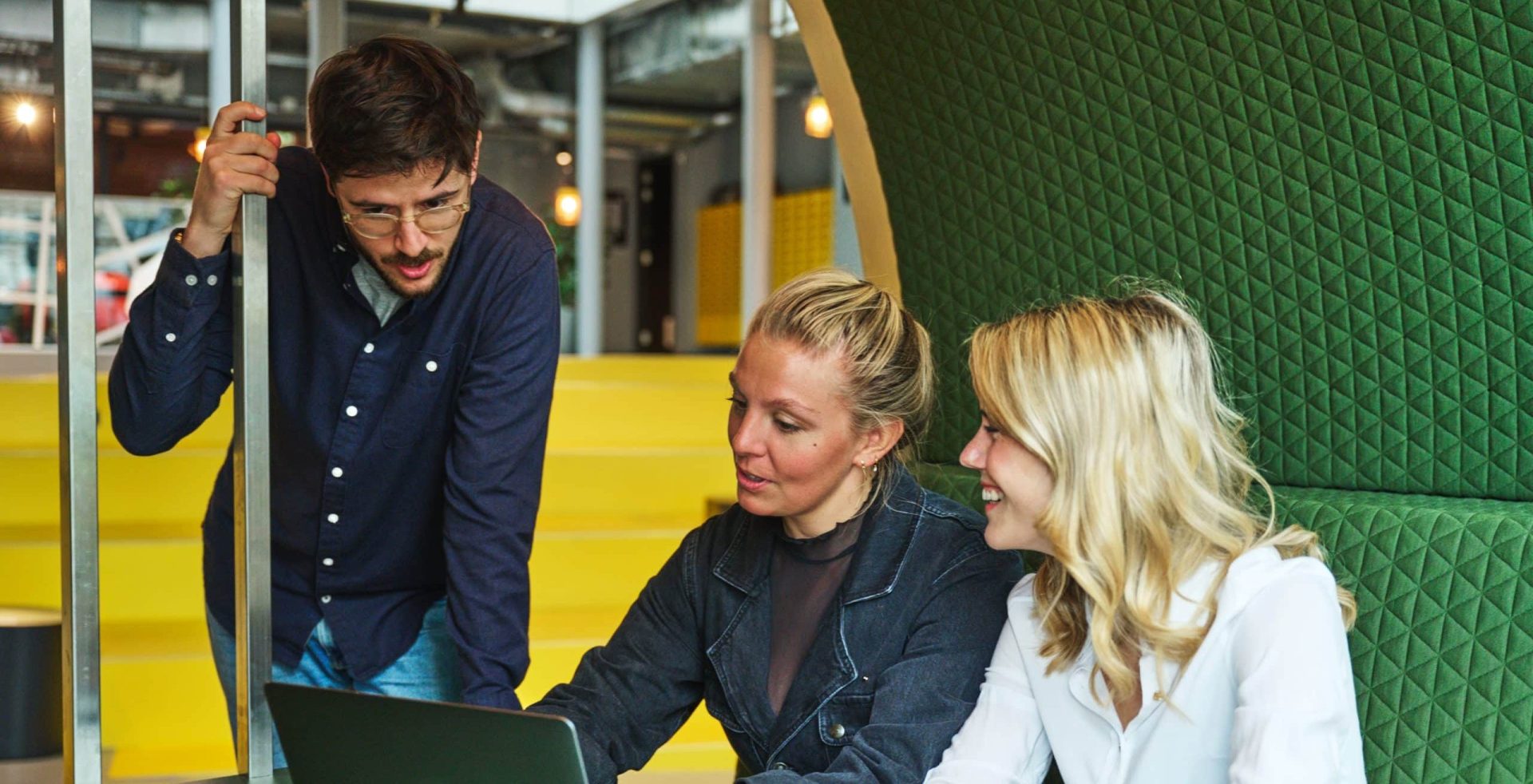 drie mensen in overleg