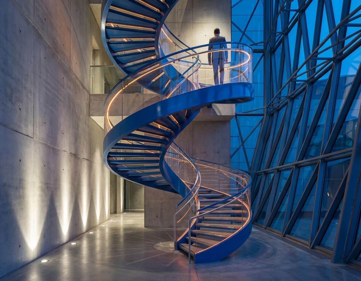 spiraalvormige trap met blauwe en oranje accenten die opwaartse beweging en bedrijfsgroei symboliseert