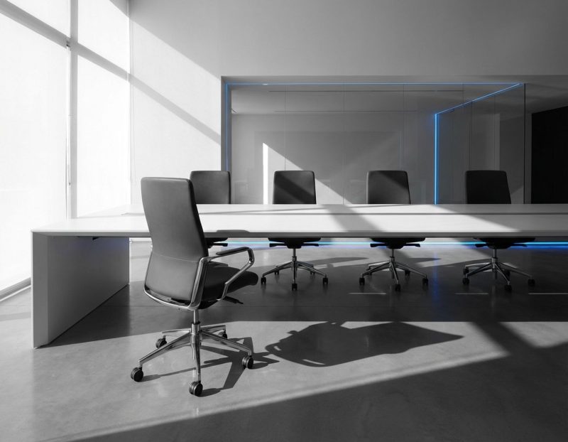 moderne kantoorstoel in minimalistische werkruimte met geometrische schaduwen en meerdere stoelen op de achtergrond
