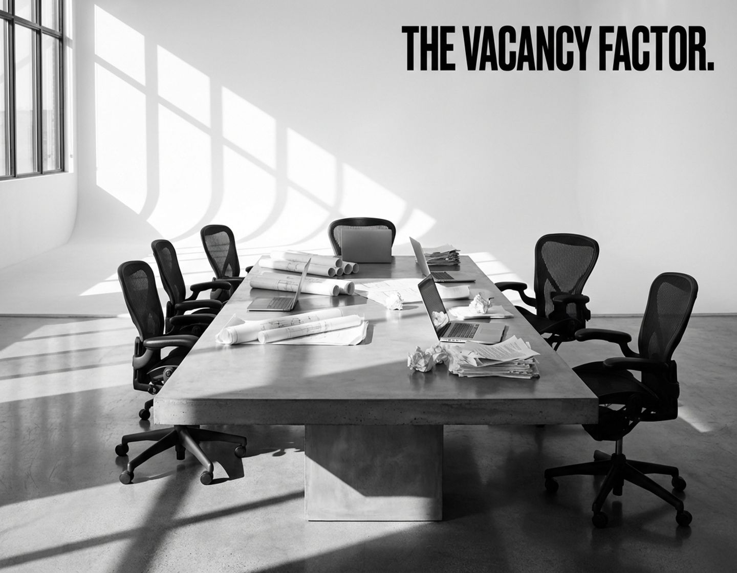 lege moderne kantoorruimte met onafgemaakte projectmaterialen, laptops en documenten verspreid op vergadertafel