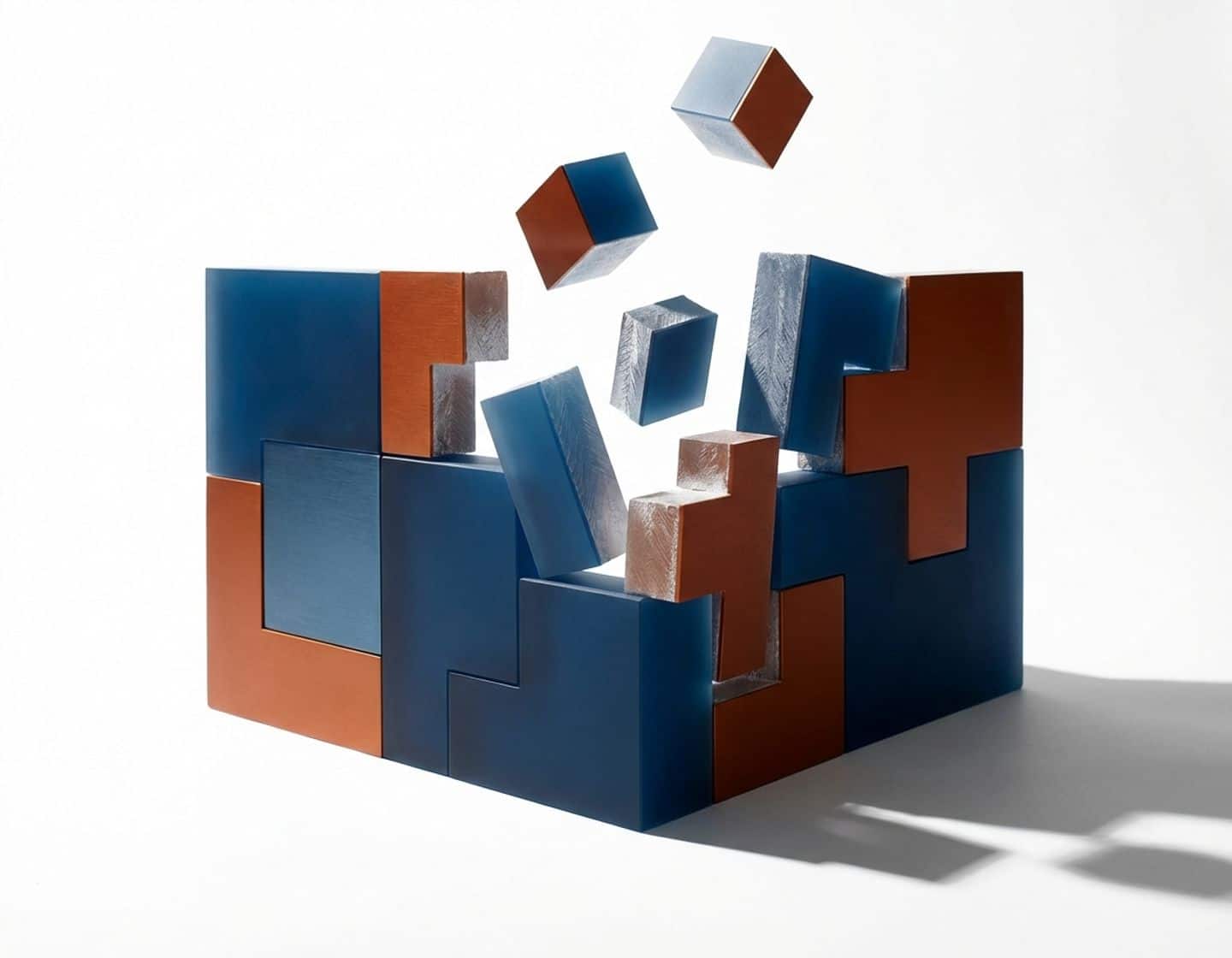geometrische bouwblokken in blauw en oranje die uit elkaar vallen, symboliseert fragmentatie van bedrijfscultuur
