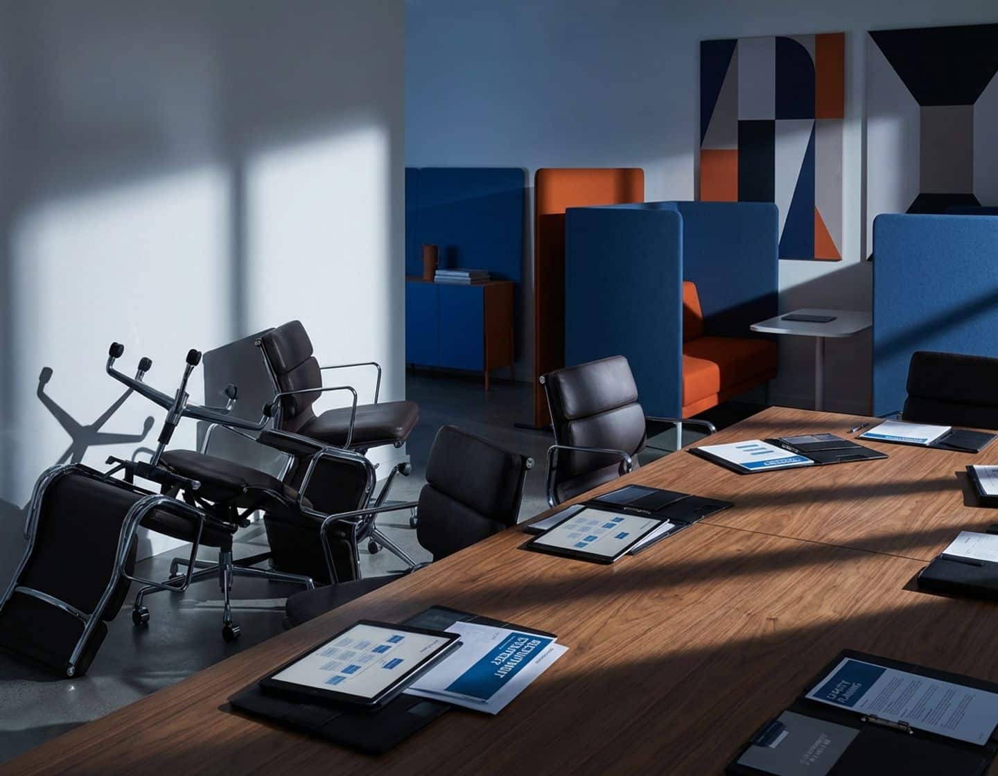 lege kantoor stoelen chaotisch verspreid rond conferentietafel met wervingsdocumenten, dramatische blauw-oranje verlichting